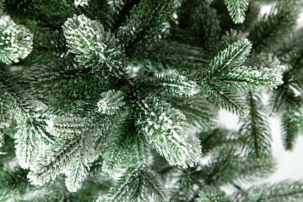 Ель CRYSTAL TREES МОНССЕРАТ в снегу 210 см. KP62210