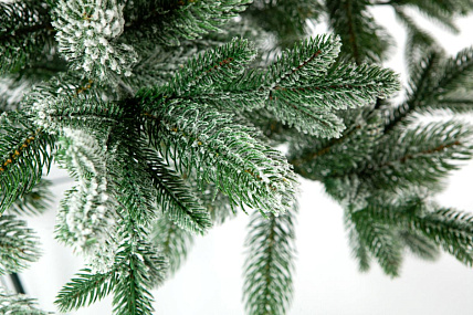 Ель CRYSTAL TREES МОНССЕРАТ в снегу 210 см. KP62210